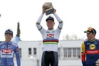 Mathieu van der Poel (au centre) est aussi l'homme à battre dans les classiques ardennaises KEYSTONE/EPA/TERESA SUAREZ